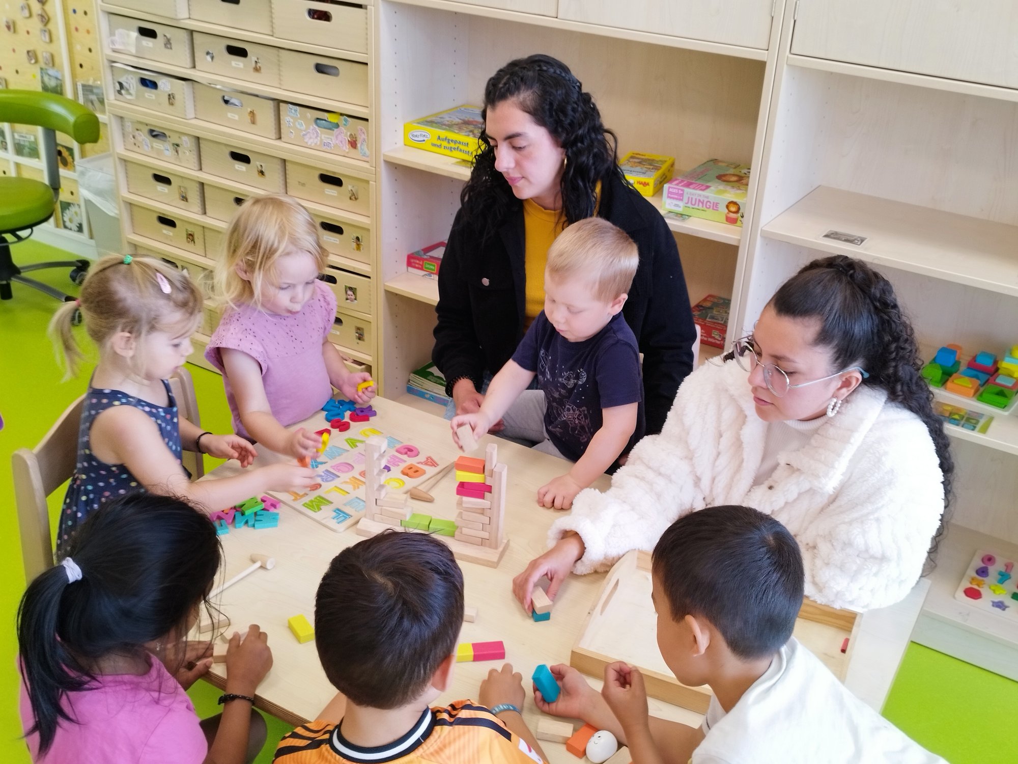 Angela und Monica mit Kindern quer