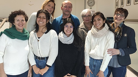 Unsere Erzieherinnen Allison, Alejandra und Carmen arbeiten seit Herbst 2022 in verschiedenen Kitas in Bad Homburg. Sie kommen aus Kolumbien und Peru.